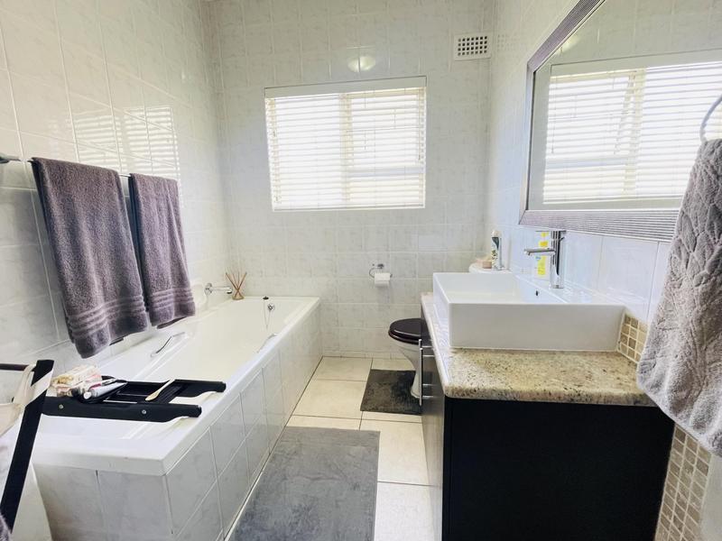 4 Bedroom Property for Sale in Panorama Western Cape